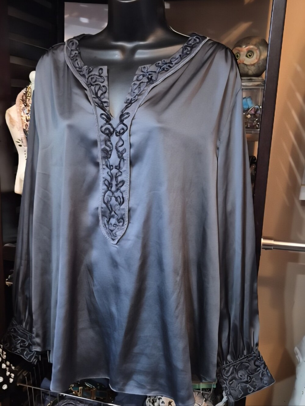 Chicos Satin Dark Gray V-Neck Pullover Tunic Blouse Embroidered Neckline Sz 3